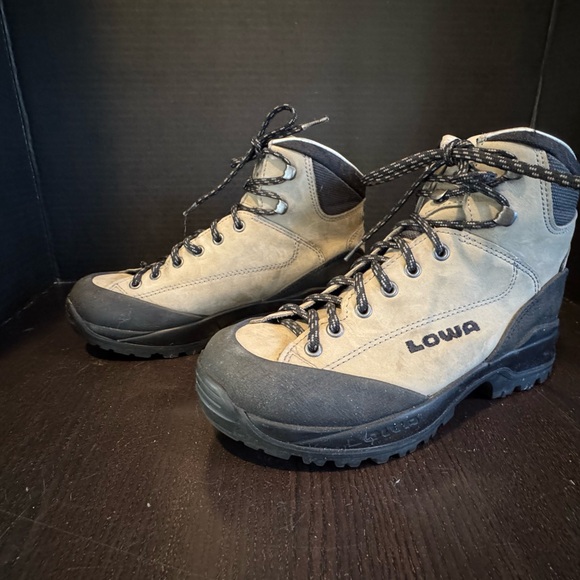 Lowa  mens Tan and Black Hiking Boots  size 7 main image 4